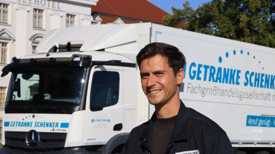 Mitarbeiter von Getränke Schenker vor seinem LKW | Drinkport