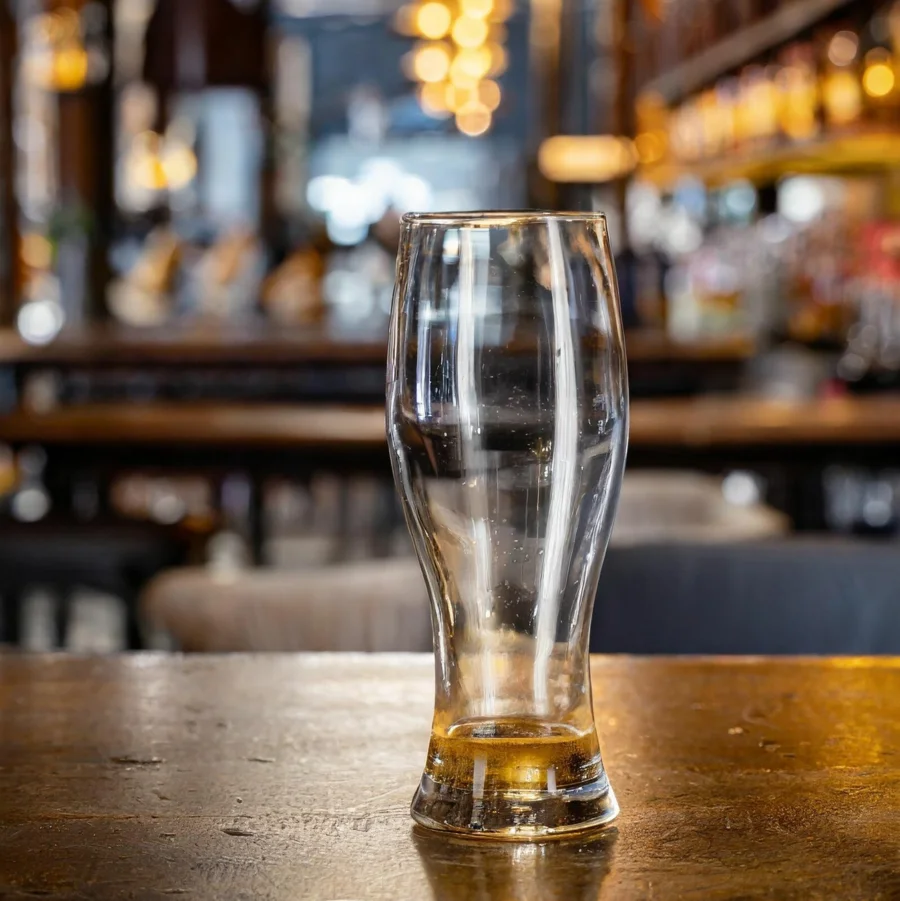 Leeres Glas auf Kneipentisch | Drinkport