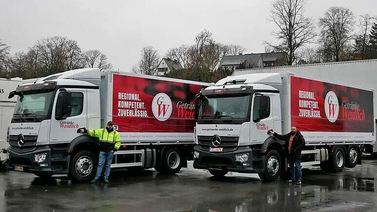 Fahrer von Getränke Weidlich vor ihren LKW | Drinkport