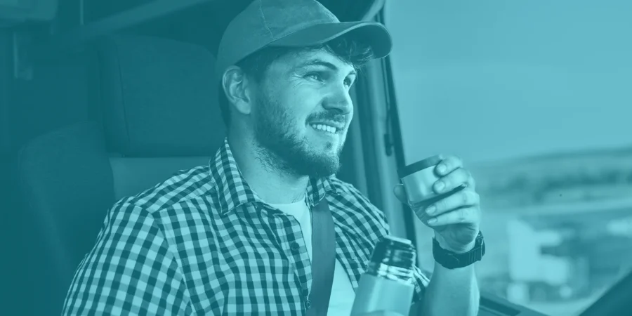 Glücklicher LKW-Fahrer in der Kaffeepause| Drinkport