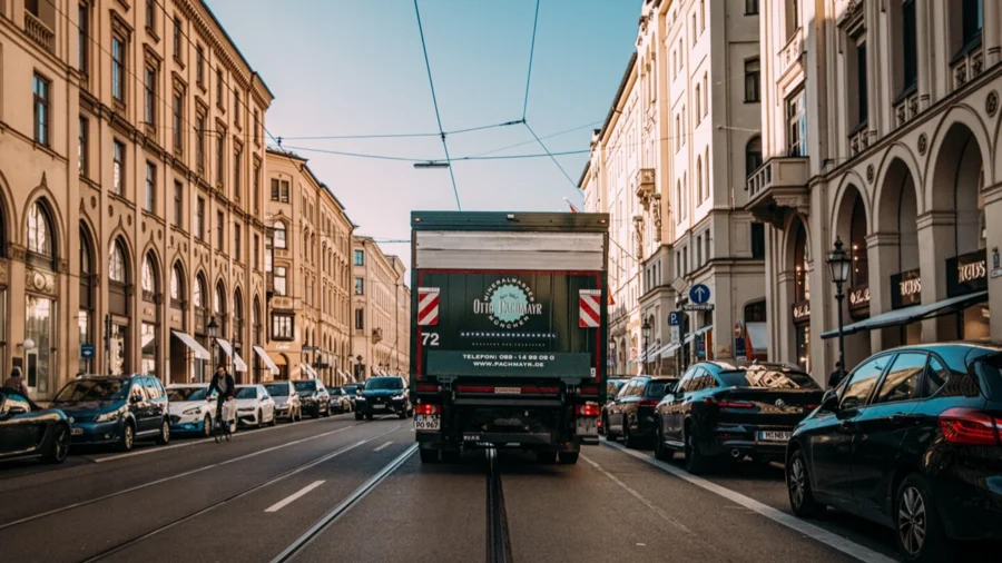 Pachmayr-LKW in der Theresienstraße, München unterwegs | Drinkport