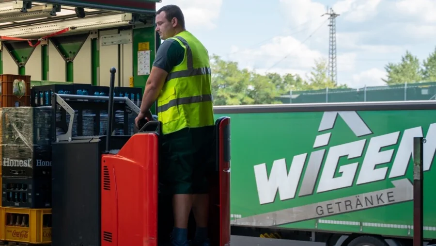 Mitarbeiter von Getränke WIGEM beim Einladen des LKWs | Drinkport